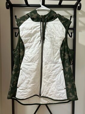 Greg Norman Collection White Quilted Front Camo Hooded Golf Vest